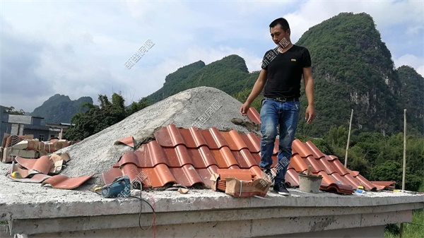 农村自建房，为什么别人家屋顶不做防水也不漏？秘密就在这里